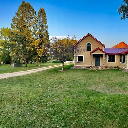 Chic Country Home W Sprawling Acreage